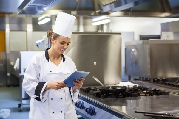 Jonge gelukkig chef-kok met behulp van Tablet PC — Stockfoto