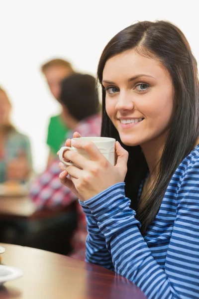 コーヒー ショップでコーヒーを飲んで微笑む女性の肖像画 — ストック写真