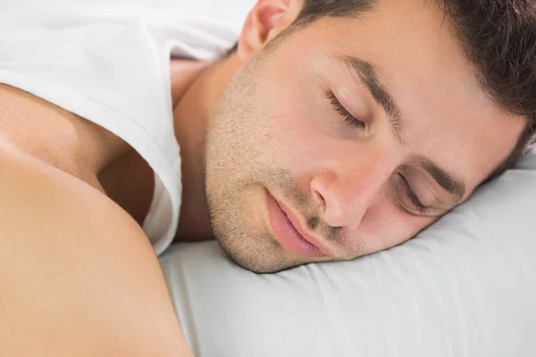 Tranquilo bonito homem dormindo — Fotografia de Stock