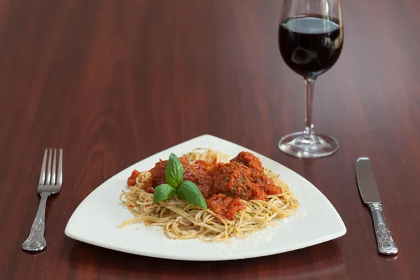 Widok z przodu spaghetti i klopsiki z czerwonego wina — Zdjęcie stockowe