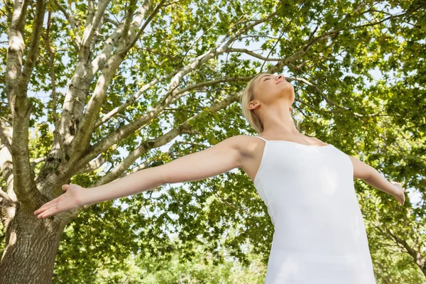 Genç kadının kollarına yayılan yoga yaparken düşük açılı görünüş — Stok fotoğraf