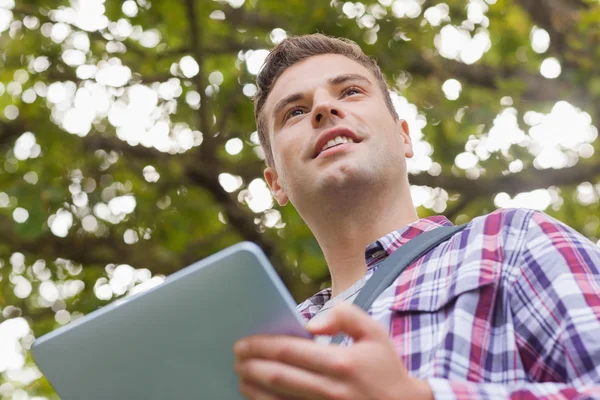 Knappe lachende student met Tablet PC — Stockfoto