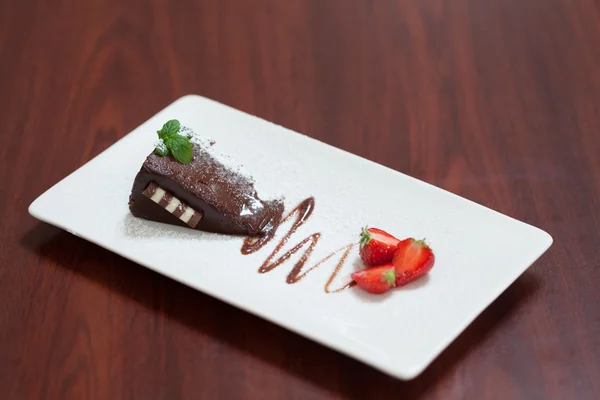 Vista frontale della torta al cioccolato con fragole — Foto Stock