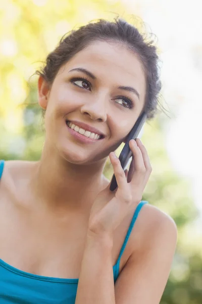 Krásná bruneta žena volá s její smartphone — Stock fotografie