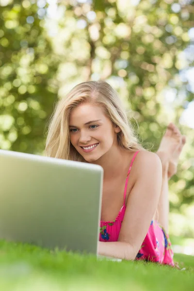 Mujer joven divertida usando su cuaderno — Foto de Stock