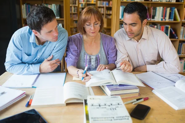 Étudiants adultes qui étudient ensemble à la bibliothèque — Photo