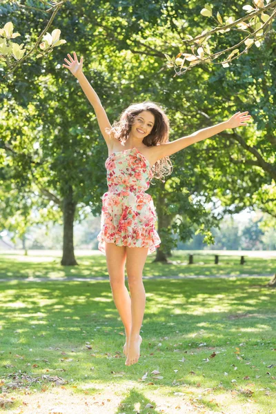 Stylový usměvavá brunetka skákání ve vzduchu — Stock fotografie