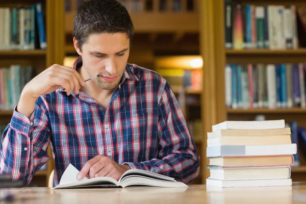 Volwassen student studeert aan balie in de bibliotheek — Stockfoto