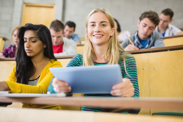 Feminino segurando tablet PC com os alunos na sala de aula — Fotografia de Stock