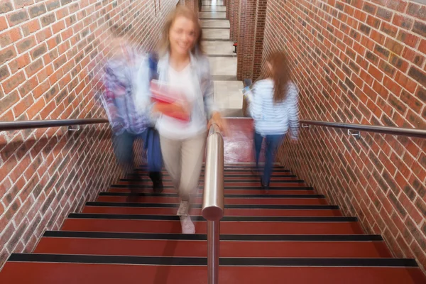 Studenti chůzí do schodů — Stock fotografie