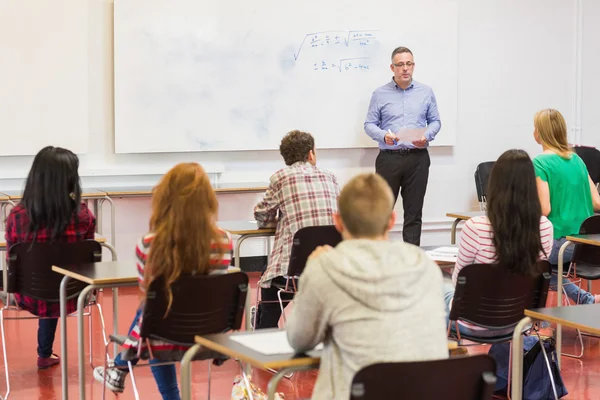 Aufmerksame Schüler mit Lehrer im Klassenzimmer — Stockfoto