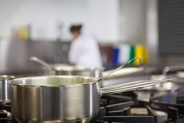 Cocción de olla cromada en platos calientes — Foto de Stock