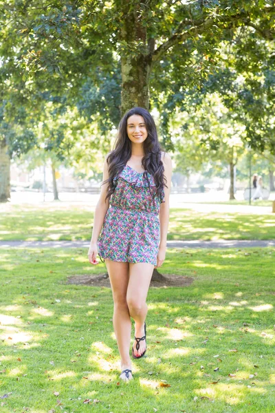 Morena feliz elegante olhando para a câmera — Fotografia de Stock