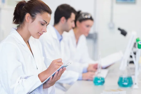 Investigadores que trabajan en experimentos en el laboratorio — Foto de Stock