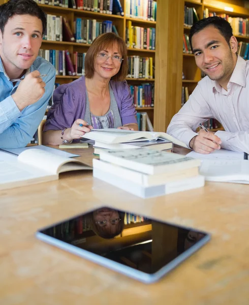 Studenti maturi che studiano insieme in biblioteca — Foto Stock