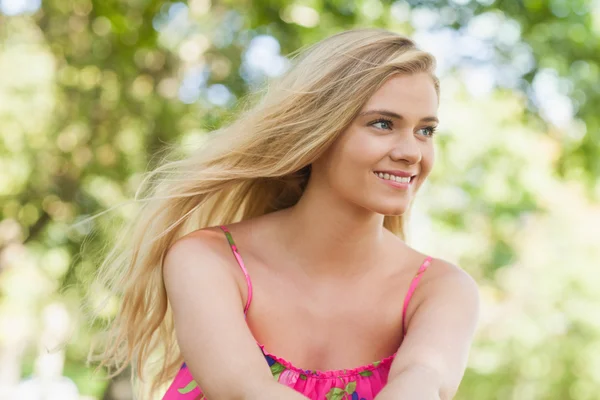 Mooie casual vrouw zitten op een gazon — Stockfoto