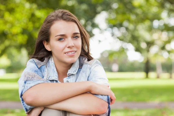 Ziemlich glücklicher Student schaut in die Kamera — Stockfoto