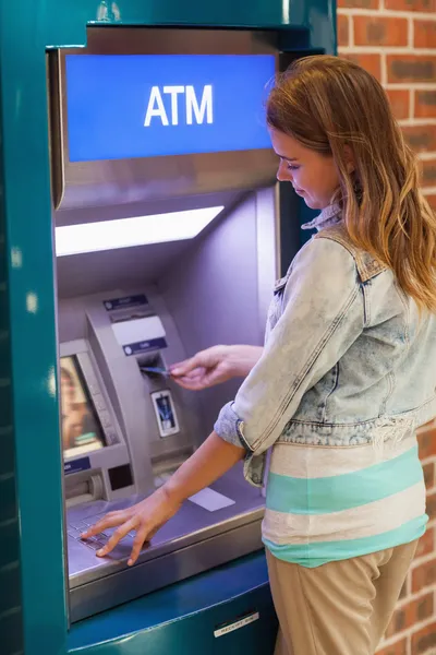 Estudiante bastante feliz retirando dinero — Foto de Stock