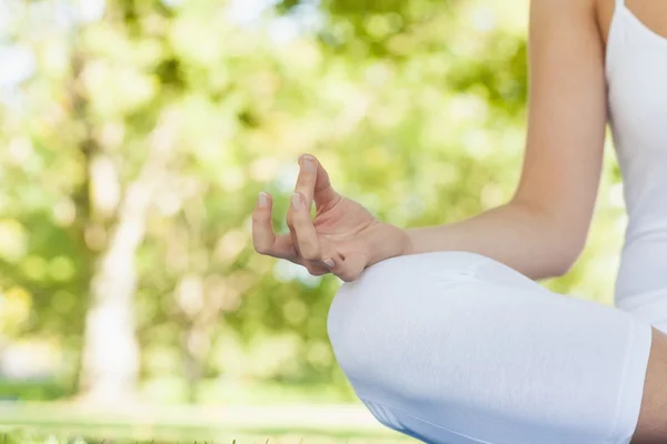 Seção intermediária de calma jovem meditando — Fotografia de Stock