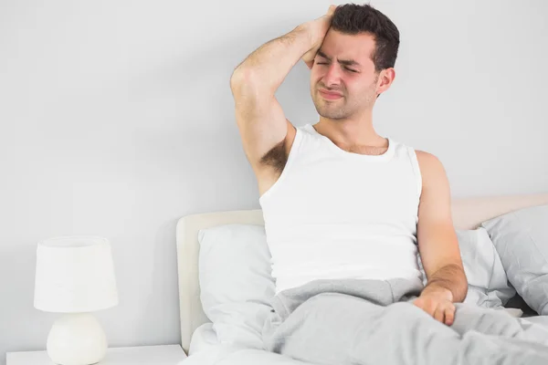 Un hombre guapo con dolor de cabeza —  Fotos de Stock