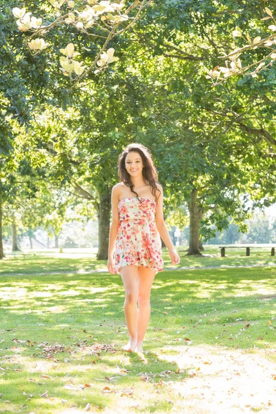 Elegante morena alegre caminando — Foto de Stock