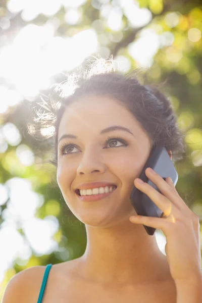 Allegro giovane donna chiamando con il suo smartphone — Foto Stock