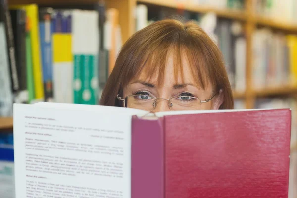 Studentessa matura che legge un libro — Foto Stock