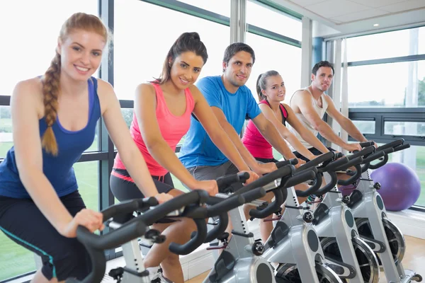 Cinq personnes s'entraînent en cours de spinning — Photo