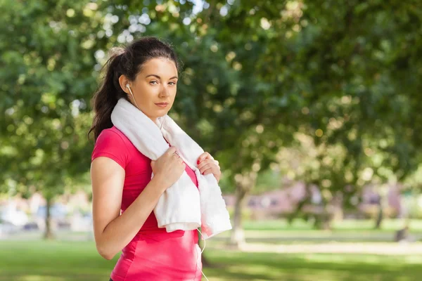 Hermosa joven escuchando música mientras toma un descanso — Foto de Stock