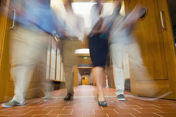 Groep wazig mensen lopen door open deuren — Stockfoto