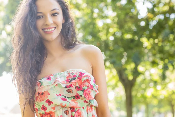 Elegante bella bruna sorridente alla fotocamera — Foto Stock