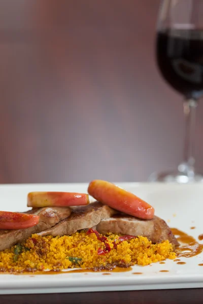 Vista frontal del cuscús con carne y vino tinto — Foto de Stock