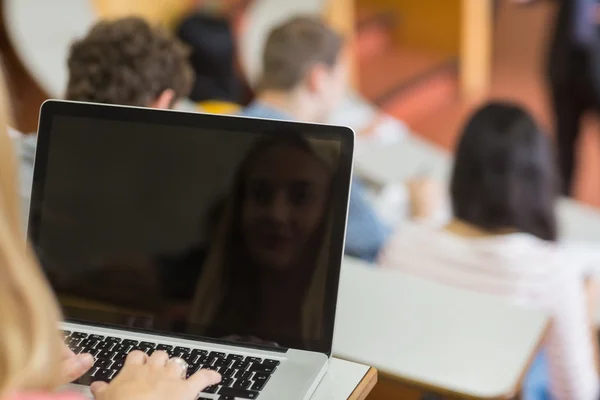 Mujer usando el ordenador portátil con los estudiantes y el profesor en la sala de conferencias —  Fotos de Stock
