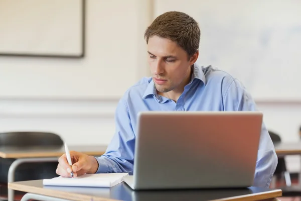 Koncentrált férfi érett diák használ a jegyzetfüzet, tanulás — Stock Fotó
