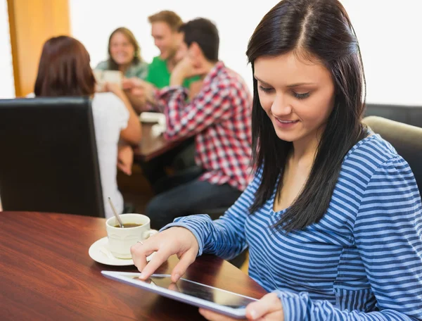 Mujer con café usando tablet PC en la cafetería —  Fotos de Stock