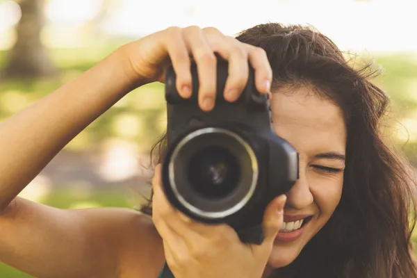 Bella donna bruna che scatta una foto — Foto Stock