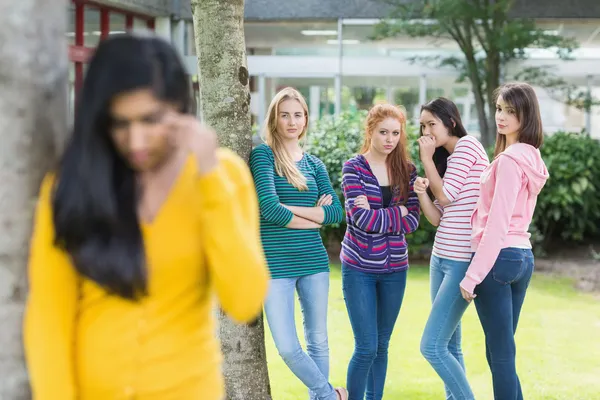 Student gepest door een groep studenten — Stockfoto