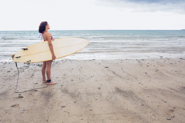 Spokojna kobieta przewozu desek surfingowych na plaży — Zdjęcie stockowe