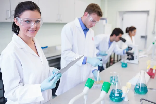 Ricercatori che effettuano esperimenti in laboratorio — Foto Stock