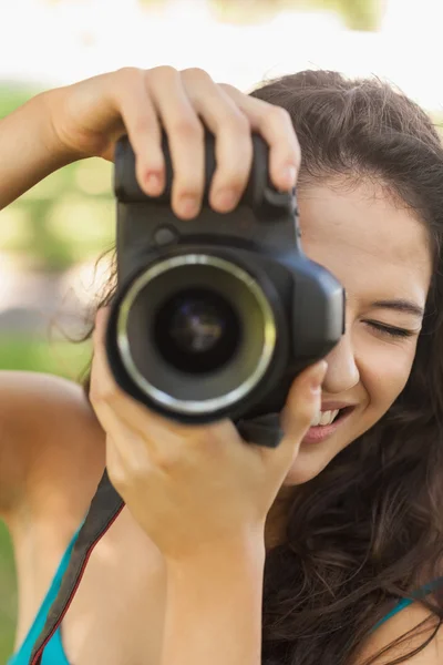 Lächelnde junge Frau beim Fotografieren — Stockfoto
