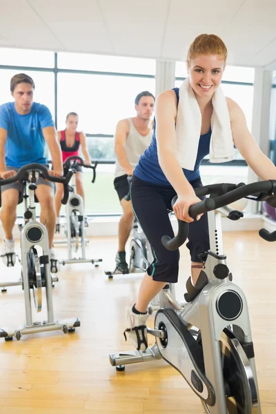 Mujer feliz enseña spinning clase a cuatro personas —  Fotos de Stock