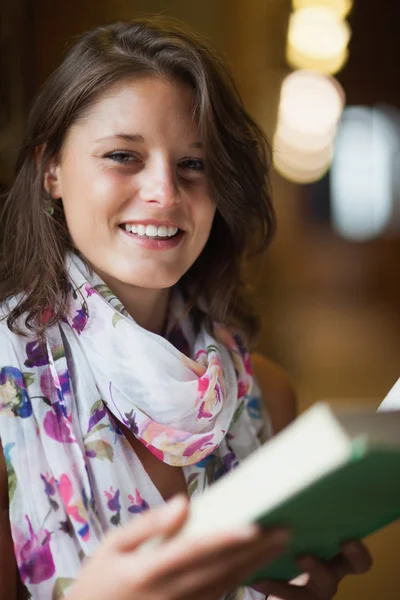 Portret van een mooie lachende vrouw houdt van een boek — Stockfoto