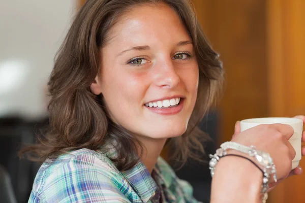 Vrij lachende student met een kopje koffie — Stockfoto