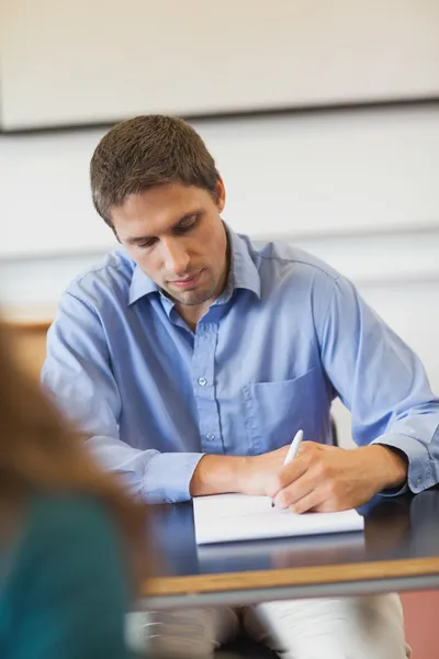 Bello concentrato studente maturo seduto in classe — Foto Stock