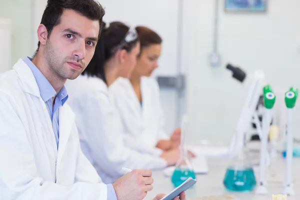 Forskare arbetar på experiment i laboratoriet — Stockfoto