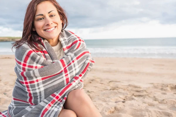 Retrato de una mujer cubierta de manta en la playa — Foto de Stock