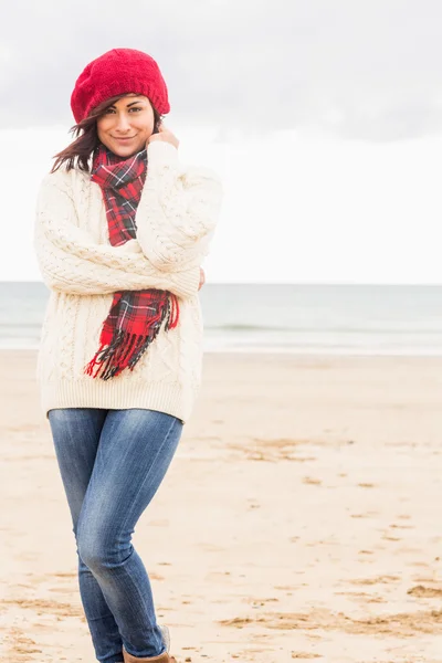 Carino donna sorridente in abiti caldi alla moda in spiaggia — Foto Stock