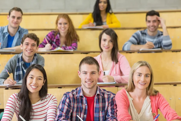 Lachende studenten zitten op de collegezaal — Stockfoto