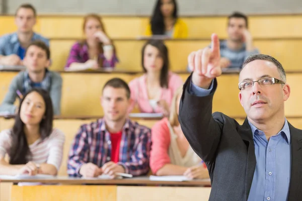 Elegante profesor y estudiantes en la sala de conferencias de la universidad —  Fotos de Stock