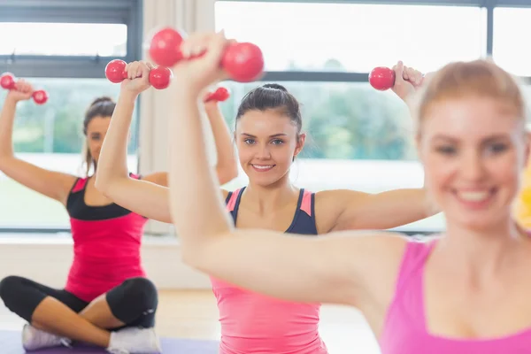 Clase de fitness y entrenador levantando pesas — Foto de Stock